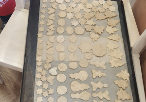 Ciasteczka układamy na blaszce wyłożonej papierem do pieczenia i wstawiamy do piekarnika